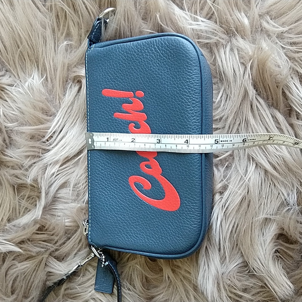 ๐ COACH Mini Bag Wristlet - Picture 6 of 12
